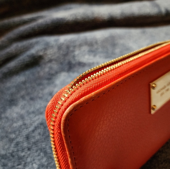 SOLD!! MK wallet - Picture 5 of 9